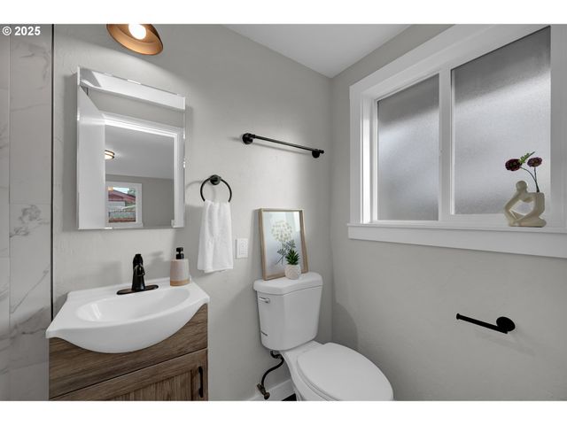 124 E ANCHOR Ave, Eugene, OR 97404