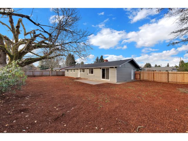 124 E ANCHOR Ave, Eugene, OR 97404