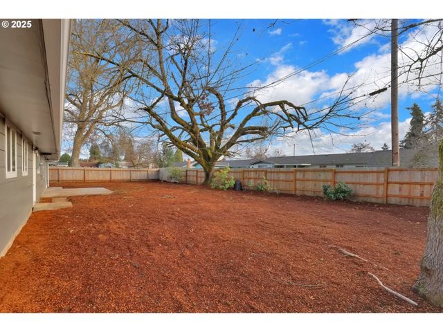 124 E ANCHOR Ave, Eugene, OR 97404