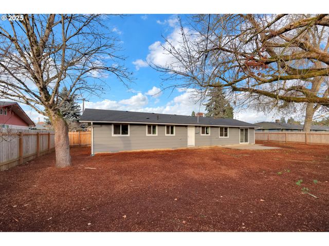 124 E ANCHOR Ave, Eugene, OR 97404