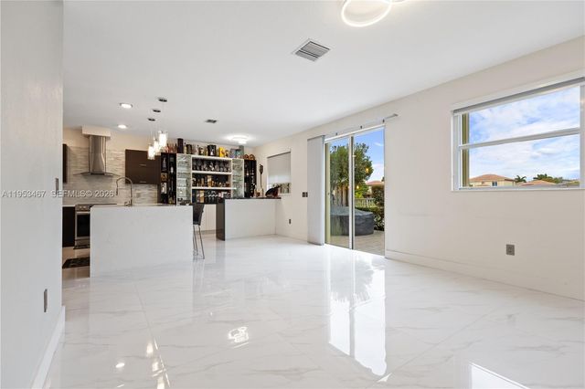 11287 NW 43rd Ter, Doral, FL 33178