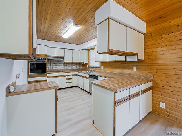 7580 Thornwood Street, Canton, MI 48187