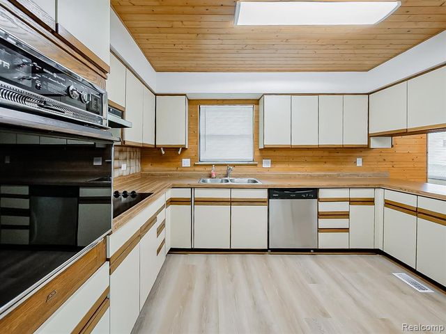 7580 Thornwood Street, Canton, MI 48187