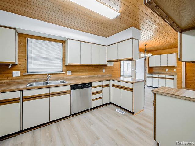 7580 Thornwood Street, Canton, MI 48187
