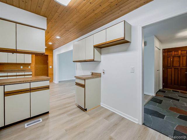 7580 Thornwood Street, Canton, MI 48187