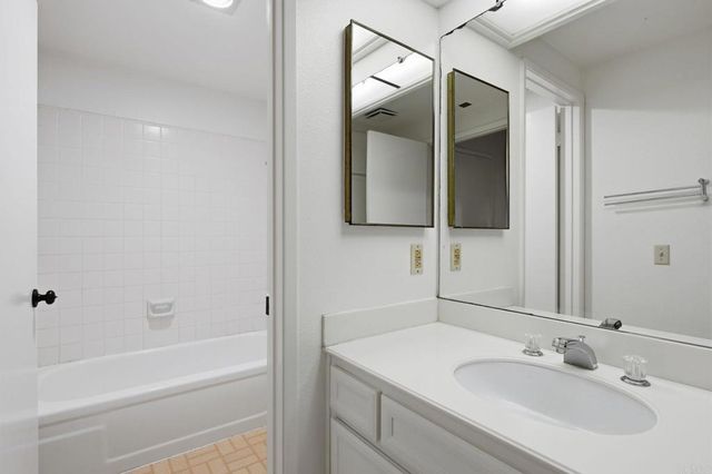 926 Lupine Hills 17, Vista, CA 92081