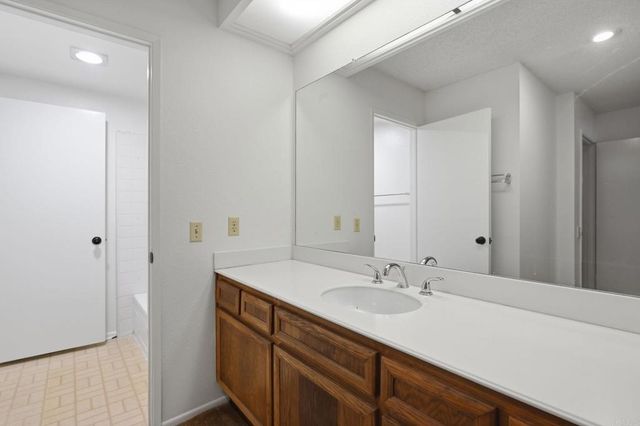 926 Lupine Hills 17, Vista, CA 92081