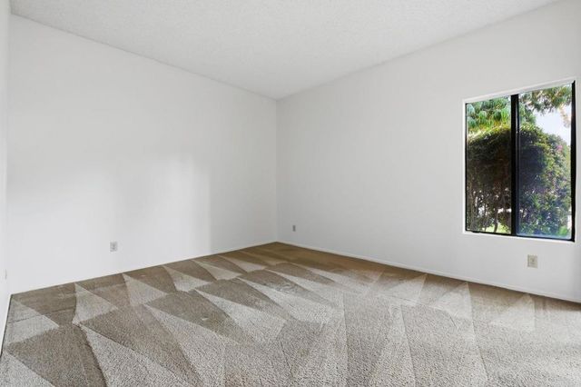 926 Lupine Hills 17, Vista, CA 92081