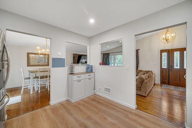 961 N Midlothian Road, Mundelein, IL 60060