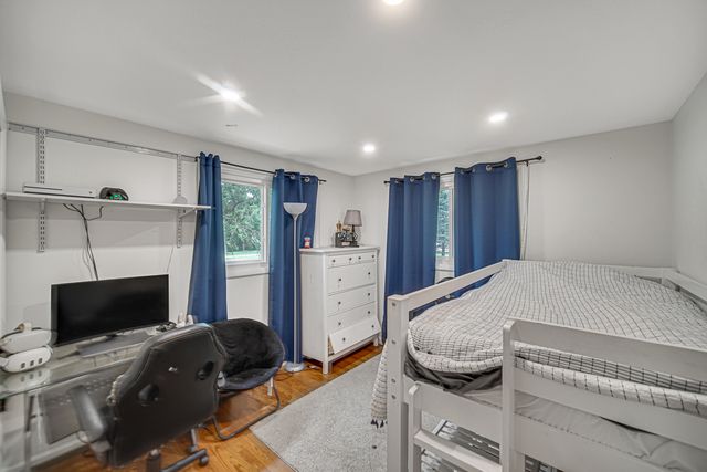 961 N Midlothian Road, Mundelein, IL 60060