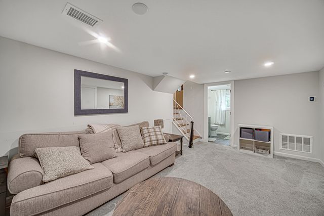 961 N Midlothian Road, Mundelein, IL 60060
