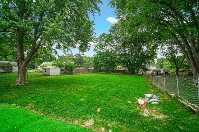 961 N Midlothian Road, Mundelein, IL 60060