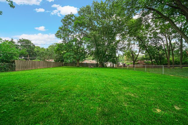 961 N Midlothian Road, Mundelein, IL 60060
