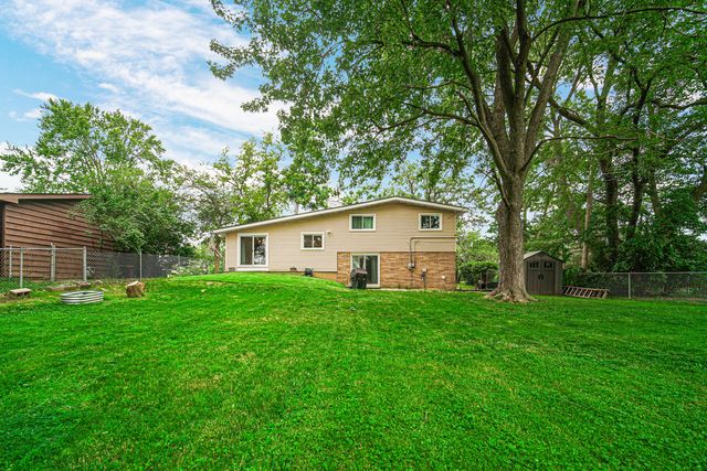 961 N Midlothian Road, Mundelein, IL 60060
