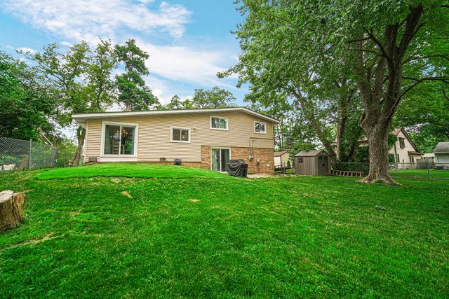 961 N Midlothian Road, Mundelein, IL 60060