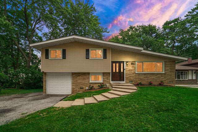 961 N Midlothian Road, Mundelein, IL 60060