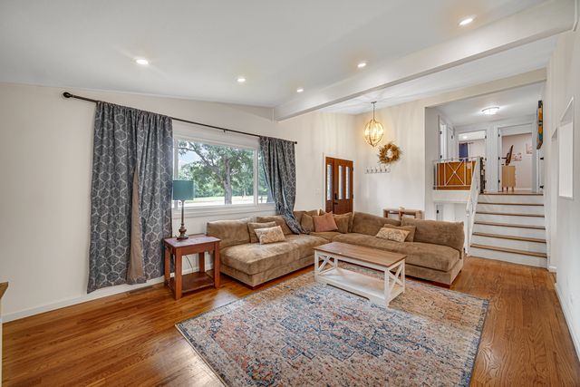 961 N Midlothian Road, Mundelein, IL 60060