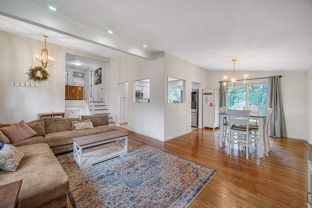 961 N Midlothian Road, Mundelein, IL 60060