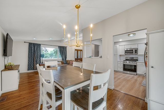 961 N Midlothian Road, Mundelein, IL 60060
