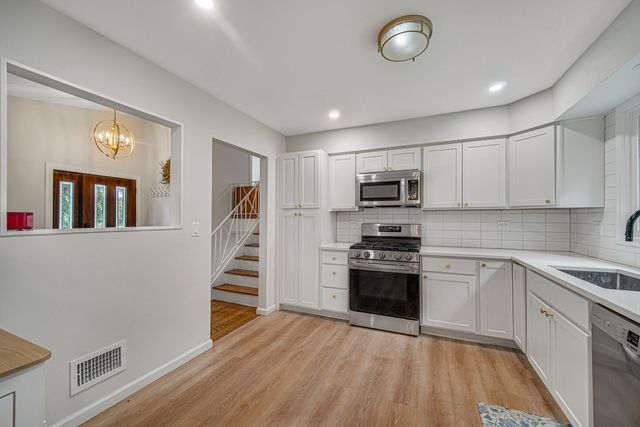 961 N Midlothian Road, Mundelein, IL 60060