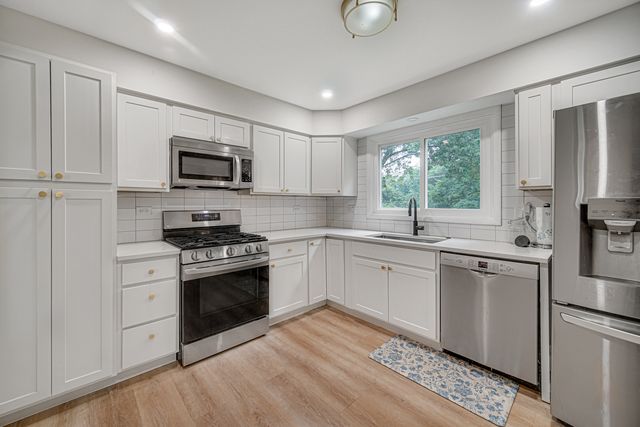 961 N Midlothian Road, Mundelein, IL 60060
