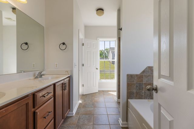 980 Ernest Stewart Dr, Clarksville, TN 37042