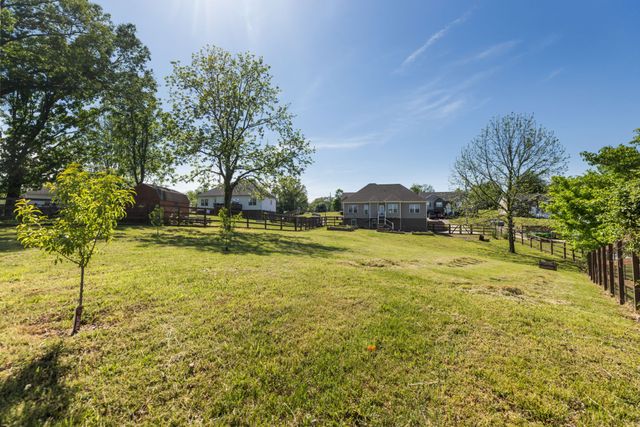 980 Ernest Stewart Dr, Clarksville, TN 37042