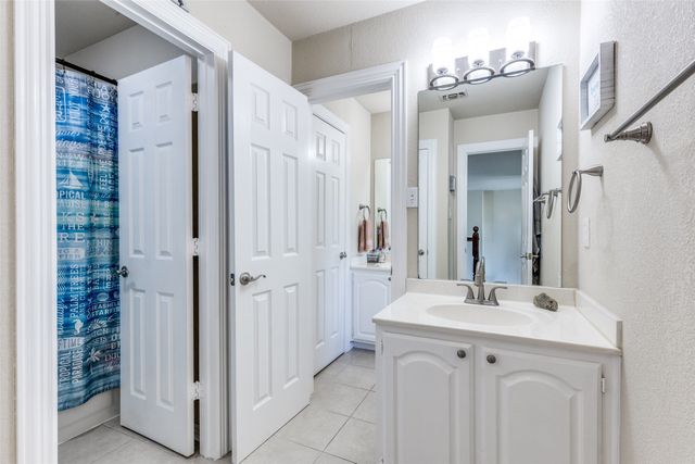 8678 Glen Hollow Drive, Fort Worth, TX 76179