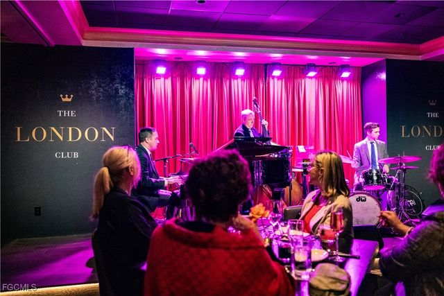 221 9th ST S 217, Naples, FL 34102