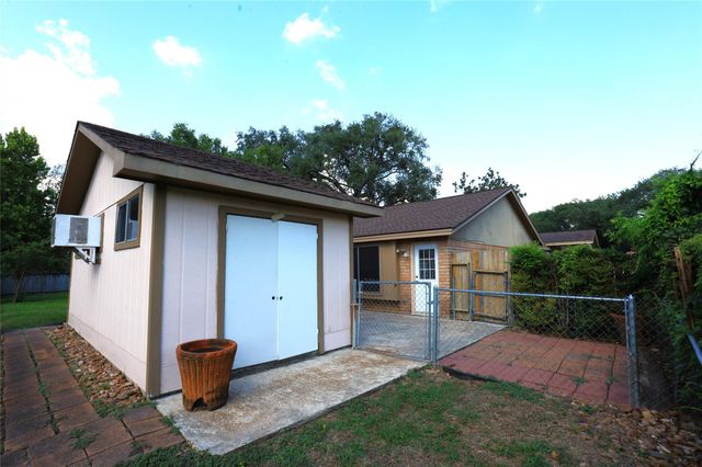 110 Pine Street, Lake Jackson, TX 77566