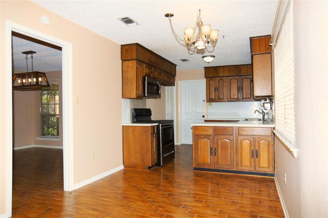 110 Pine Street, Lake Jackson, TX 77566