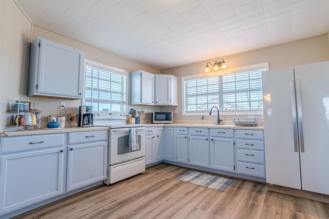 402 Seashell Drive, Surfside Beach, TX 77541