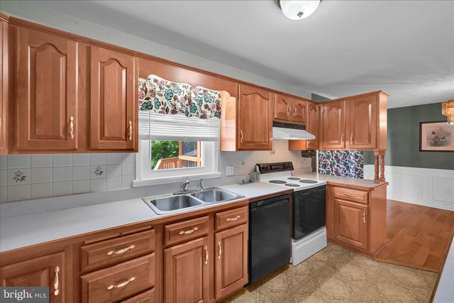 1390 POTTSVILLE PIKE, Shoemakersville, PA 19555