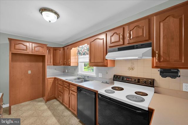 1390 POTTSVILLE PIKE, Shoemakersville, PA 19555
