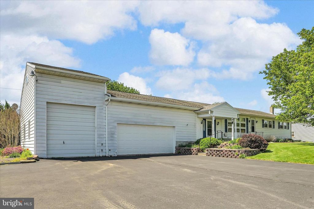 1390 POTTSVILLE PIKE, Shoemakersville, PA 19555