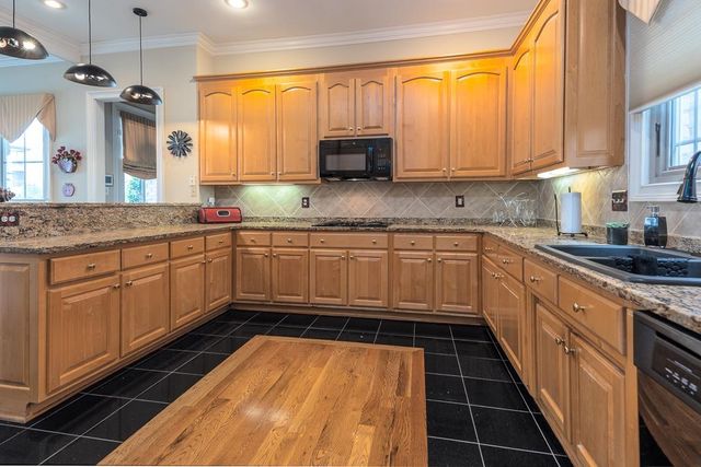 100 FOUNDERS LN, Memphis, TN 38103