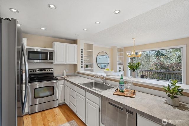 790 Madison Avenue N, Bainbridge Island, WA 98110