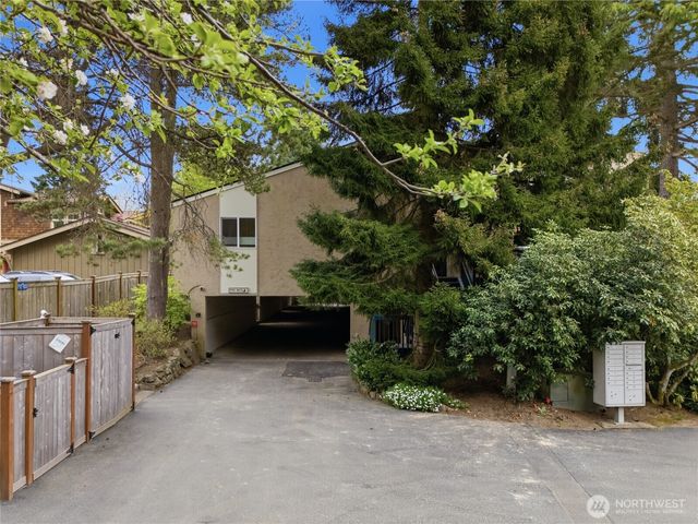 790 Madison Avenue N, Bainbridge Island, WA 98110