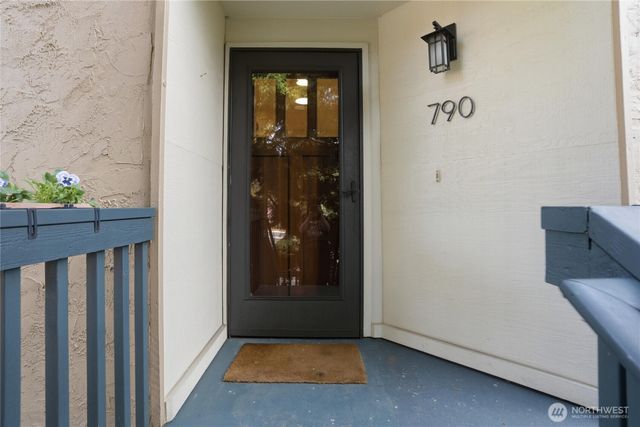 790 Madison Avenue N, Bainbridge Island, WA 98110