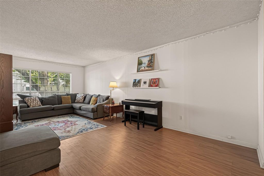 2701 Bellefontaine Street B4, Houston, TX 77025