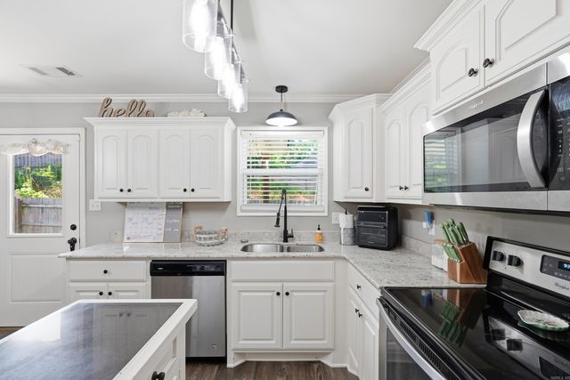 1135 J W Cove, Benton, AR 72019