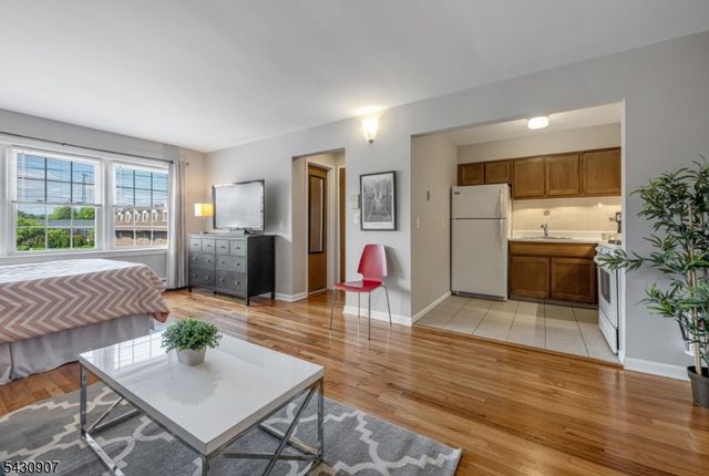565 Grove St Unit E10 10, Clifton City, NJ 07013