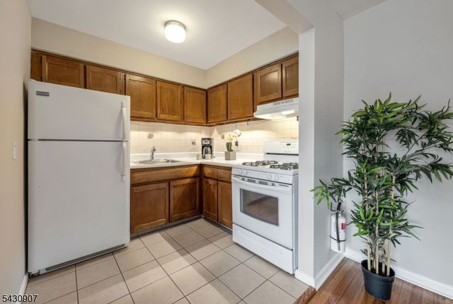 565 Grove St Unit E10 10, Clifton City, NJ 07013