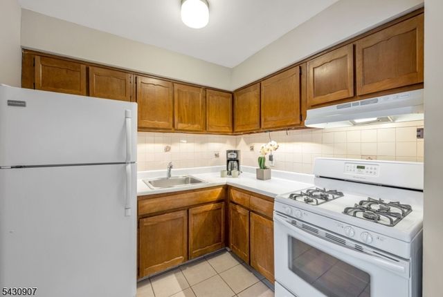 565 Grove St Unit E10 10, Clifton City, NJ 07013