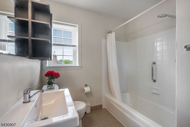 565 Grove St Unit E10 10, Clifton City, NJ 07013