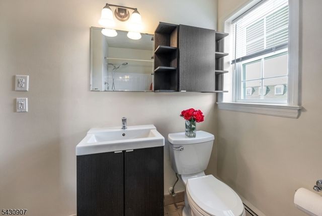 565 Grove St Unit E10 10, Clifton City, NJ 07013