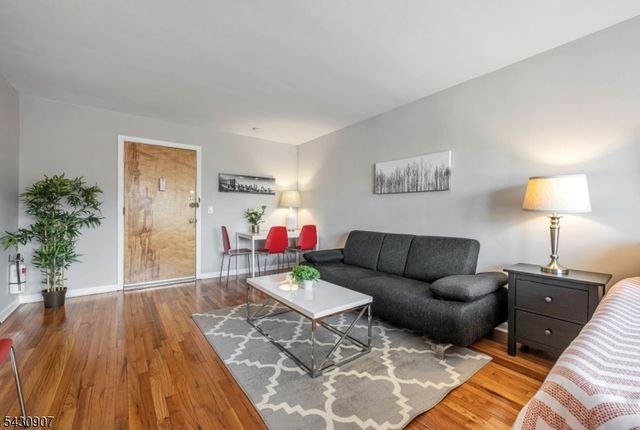 565 Grove St Unit E10 10, Clifton City, NJ 07013