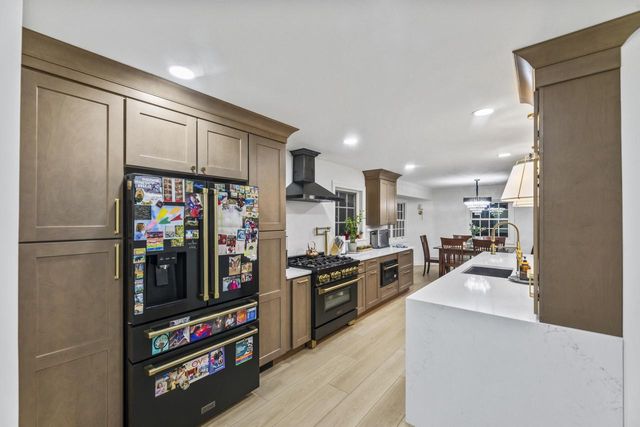 15370 Santa Maria DRIVE, Brookfield, WI 53005