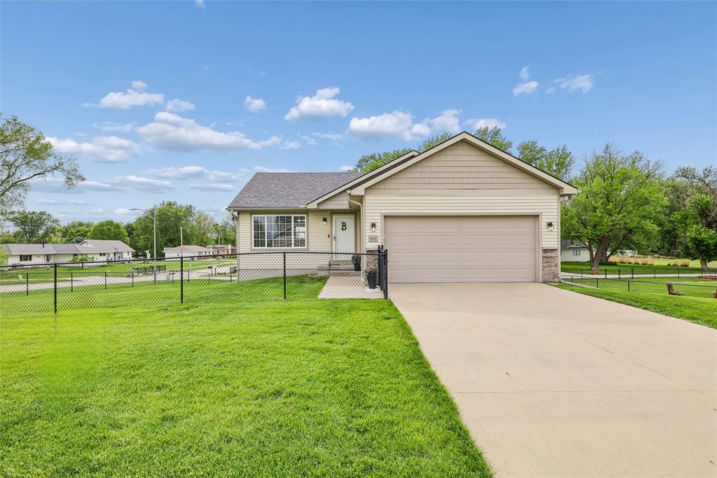 6002 NW 52nd Street, Johnston, IA 50131