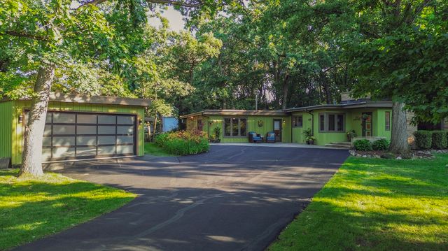 8623 S Roma Road, Palos Park, IL 60464